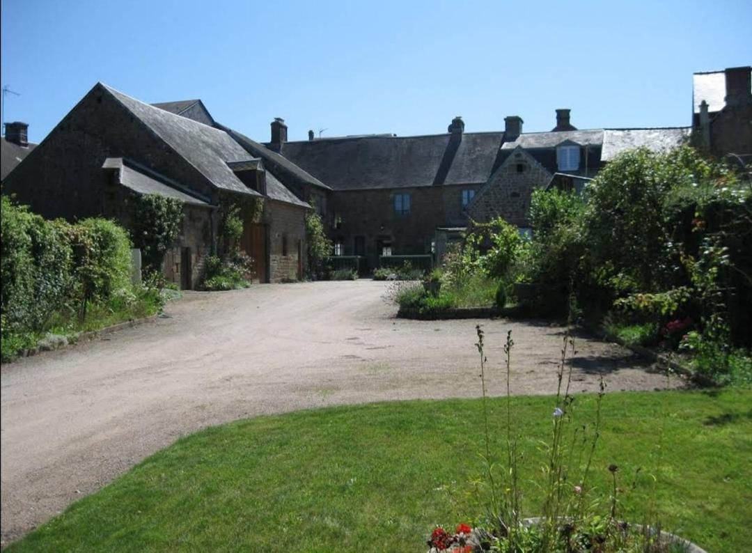 Le Cheval Blanc Hotel Carrouges Eksteriør billede